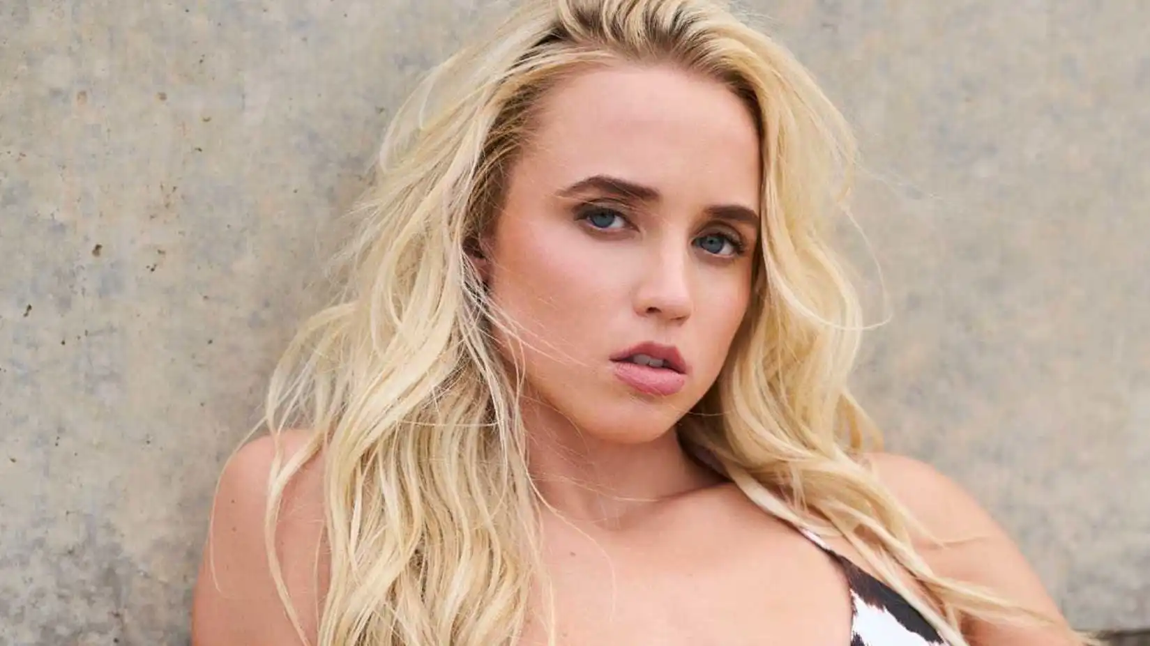 Home 9 Hailey Van Lith